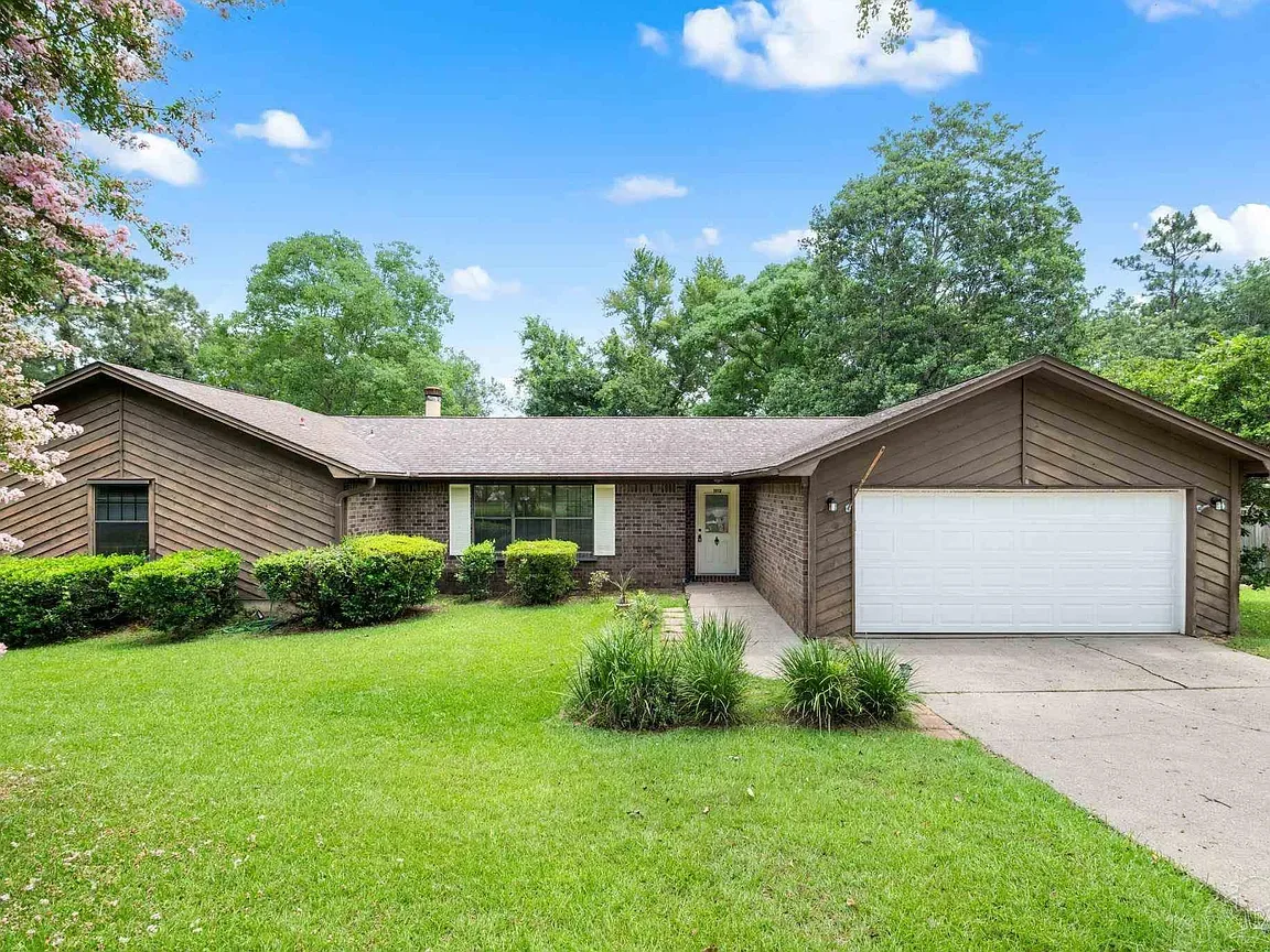 1505 W Gonzalez St in Pensacola, FL