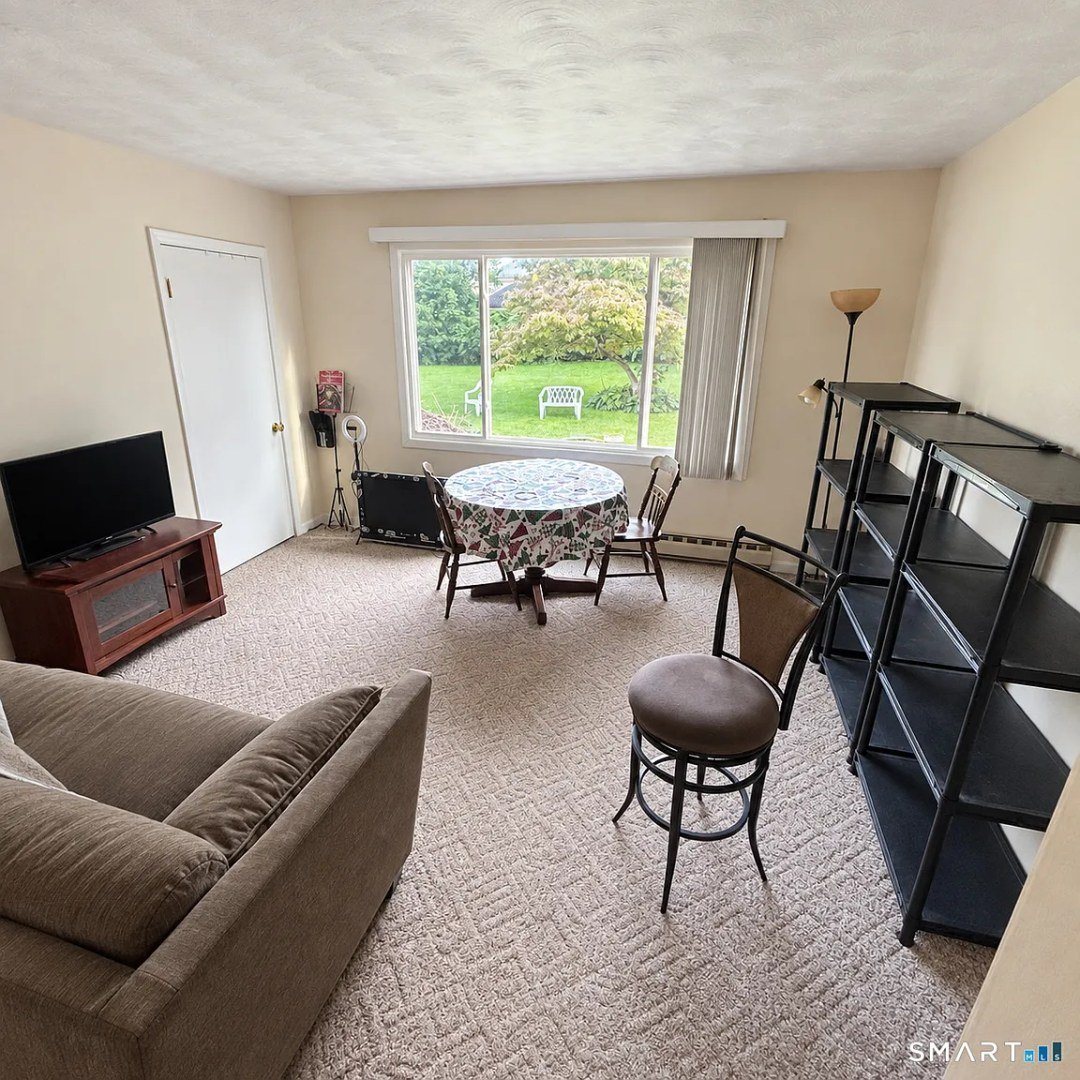 76-78 Oak St, Windsor Locks, CT 06096